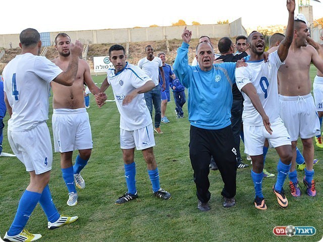 חגיגות של שחקני מעלות בסיום המשחק (ארנון לוי)